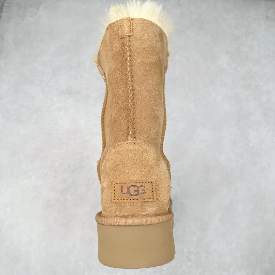 Pick up locally 💰600 UGG 1696 goddess style autumn and winter sheepskin and fur integrated snow boots. All shoes are made from the same factory as ZP. Longfeng A-grade Australian imported sheepskin and fur integrated women's boots. Brand OEM production line. Fully follow the ZP process. OEM original pattern maker. Adhering to the principle of no original shoes and no development selection. Pay attention to every detail. The most authentic version on the market TREADLITE "Light Wing" technology outsole Lightweight/durable/flexible/pile size: 35 36 37 38 39 40 Coding: by3936010